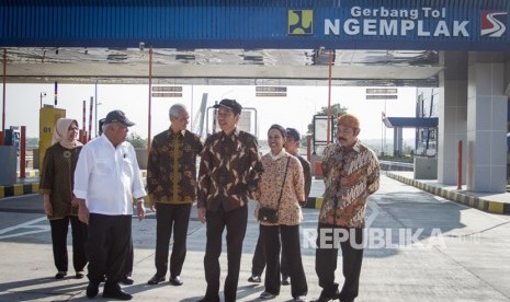 Presiden Joko Widodo (tengah) didampingi Menteri BUMN Rini Soemarno (kedua kanan), Menteri PUPR Basuki Hadimuljono (kedua kiri), Gubernur Jawa Tengah Ganjar Pranowo (ketiga kiri), Wali Kota Solo FX. Hadi Rudyatmo (kanan), Dirut Jasa Marga Desi Arryani (kiri) meninjau fasilitas gerbang tol pada acara Peresmian Tol Solo-Ngawi segmen Kartasura-Sragen di Pintu Gerbang Tol Ngemplak, Boyolali, Jawa Tengah, Ahad (15/7). 