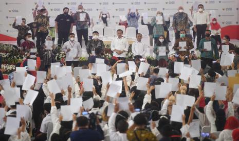 Presiden Joko Widodo (tengah) didampingi Menteri Investasi/Kepala Badan Koordinasi Penanaman Modal Bahlil Lahadalia (kelima kanan) berfoto bersama saat acara pemberian Nomor Induk Berusaha (NIB) pelaku Usaha Mikro Kecil (UMK) perseorangan tahun 2022 di Jakarta, Rabu (13/7/2022). Presiden memberikan Nomor Induk Berusaha (NIB) ke 2.500 pelaku UMK dari Provinsi DKI Jakarta dan sekitarnya.