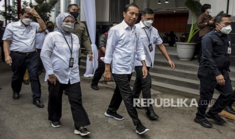 Presiden Joko Widodo (tengah) didampingi Menteri Ketenagakerjaan Ida Fauziyah (kedua kiri) dan Menko Marves Luhut Binsar Pandjaitan (kiri) saat kunjungan kerja di Kantor Pos Bandung, Jalan Asia Afrika, Kota Bandung, Kamis (13/10/2022). Dalam kunjungan kerjanya di Bandung, Presiden Joko Widodo berkesempatan untuk menyerahkan bantuan langsung tunai (BLT) bahan bakar minyak (BBM) dan bantuan subsidi upah (BSU) kepada warga serta pekerja. 