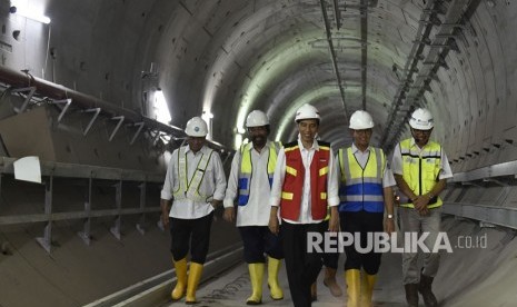 Presiden Joko Widodo (tengah) didampingi Menteri Perhubungan Budi Karya Sumadi (kiri), Gubernur DKI Jakarta Anies Baswedan (kedua kanan), Direktur Utama PT MRT Jakarta William Sabandar (kanan) dan Ketua Umum Partai Nasdem Surya Paloh (kedua kiri) meninjau proyek MRT di Stasiun Senayan, Jakarta, Rabu (7/3). 