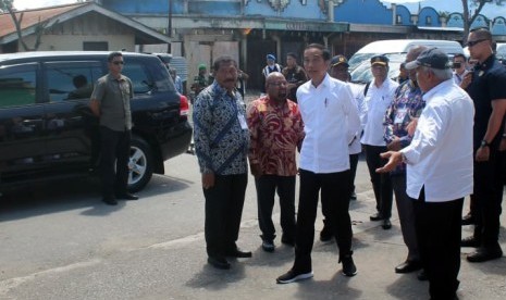 Presiden Joko Widodo (tengah) didampingi Menteri PUPR Basuki Hadimuljono (kanan) meninjau bangunan yang rusak akibat kerusuhan di Wamena, Kabupaten Jayawijaya, Papua, Senin (28/10/2019).