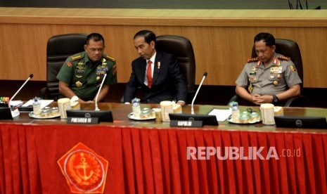 Presiden Joko Widodo (tengah) didampingi Panglima TNI Gatot Nurmantyo (kiri) dan Kapolri Tito Karnavian hadir sebelum Rapat Pimpinan TNI di Mabes TNI, Cilangkap, Jakarta, Senin (16/1).