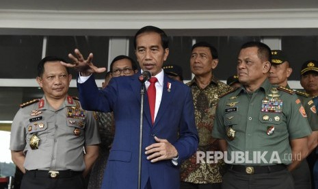 Presiden Joko Widodo (tengah) didampingi Panglima TNI Jenderal TNI Gatot Nurmantyo (kanan), Menko Polhukam Wiranto (kedua kanan), dan Kapolri Jenderal Pol Tito Karnavian (kiri) menjawab pertanyaan wartawan.