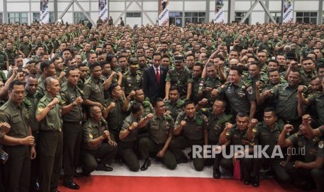 Presiden Joko Widodo (tengah) didampingi Panglima TNI Marsekal TNI Hadi Tjahjanto dan KSAD Jenderal TNI Mulyono foto bersama ribuan Bintara Pembina Desa (Babinsa) pada Apel Besar Babinsa di Hanggar KFX PT DI di Bandung, Jawa Barat, Selasa (17/7). 