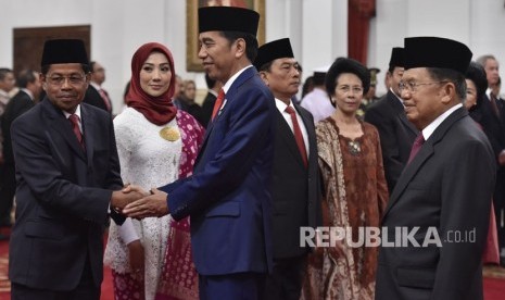 President Joko Widodo (center) accompanied by Vice President Jusuf Kalla (right) congratulates the new Minister of Social Affairs Idrus Marham after inauguration ceremony at State Palace, Jakarta, on Wednesday (January 17).