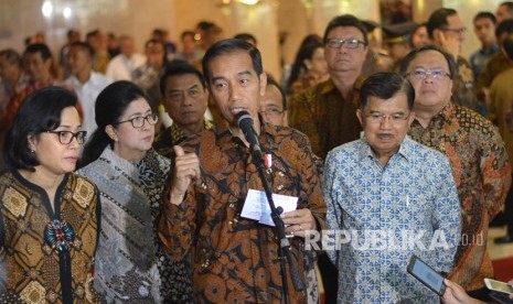 Presiden Joko Widodo (tengah) didampingi Wakil Presiden Jusuf Kalla (kedua kanan) dan sejumlah menteri kabinet kerja menjawab pertanyaan seusai membuka Musyawarah Perencanaan Pembangunan Nasional (Musrenbangnas) dalam rangka penyusunan Rencana Kerja Pemerintah (RKP) 2019 di Jakarta, Senin (30/4). 