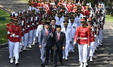 Presiden Joko Widodo (tengah) didampingi Wakil Presiden Jusuf Kalla dan sembilan pasangan gubernur dan wakil gubernur terpilih mengikuti prosesi kirab di Kompleks Istana Kepresidenan, Jakarta, Rabu (5/9). 