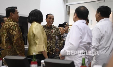 Presiden Joko Widodo (tengah) didampingi Wakil Presiden Maruf Amin berbincang dengan sejumlah menteri Kabinet Indonesia Maju sebelum rapat terbatas tentang program dan kegiatan bidang politik, hukum dan keamanan di Kantor Presiden, Jakarta, Kamis (31/10/2019).