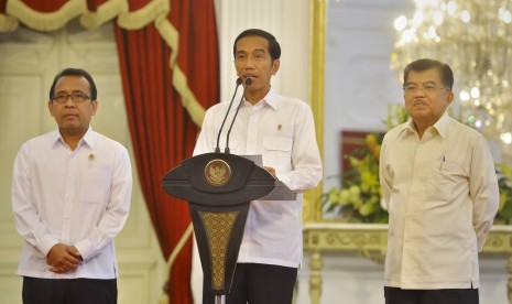 Presiden Joko Widodo (tengah) didampingi Wapres Jusuf Kalla (kanan) dan Mensesneg Pratikno (kiri) memberikan keterangan pers terkait polemik pelantikan Kepala Kepolisian RI di Istana Merdeka, Jakarta, Rabu (19/2).