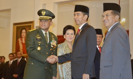 Presiden Joko Widodo (tengah) didampingi Wapres Jusuf Kalla (kanan) berjabat tangan dengan Panglima TNI Jenderal TNI Gatot Nurmantyo (kiri) usai pelantikannya di Istana Merdeka, Jakarta, Rabu (8/7). 