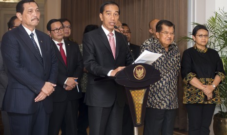 Presiden Joko Widodo (tengah) didampingi Wapres Jusuf Kalla (kedua kanan), Menko Polhukam Luhut Panjaitan (kiri), Menlu Retno Marsudi (kanan) dan Seskab Pramono Anung (kedua kiri) memberikan keterangan pers di Bandara Internasional Halim Perdanakusuma, Jak