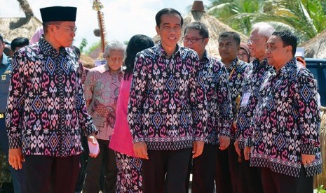  Presiden Joko Widodo disambut Gubernur NTB, M Zainul Majdi (kiri) dan Ketua Umum PWI Pusat Margiono, di Kawasan KEK Mandalika Kuta, Praya, Lombok Tengah, NTB, Selasa (9/2). 