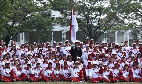 Presiden Joko Widodo (tengah) foto bersama dengan kontingen Indonesia ke SEA Games XXIX Malaysia di Kompleks Istana Kepresidenan, Jakarta, Senin (7/8). 