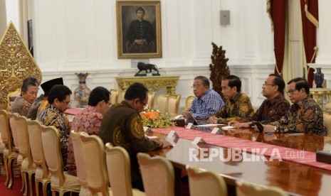 Presiden Joko Widodo (tengah kanan) menerima Anggota BPK untuk menyerahkan hasil pemeriksaan atas laporan keuangan pada emerintah pusat 2015 di Istana Merdeka, Jakarta, Rabu (5/10).