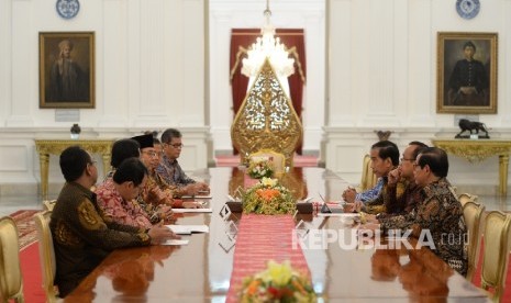 Presiden Joko Widodo (tengah kanan) menerima Anggota BPK untuk menyerahkan hasil pemeriksaan atas laporan keuangan pada emerintah pusat 2015 di Istana Merdeka, Jakarta, Rabu (5/10).