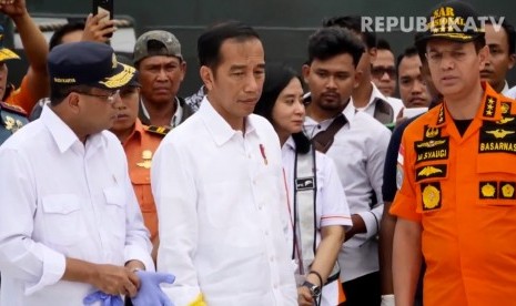 Presiden Joko Widodo (tengah), Kemenhub, Budi Karya Sumadi (kiri), dan Kepala Basarnas, Marsekal Madya Muhammad Syaugi (kanan) 