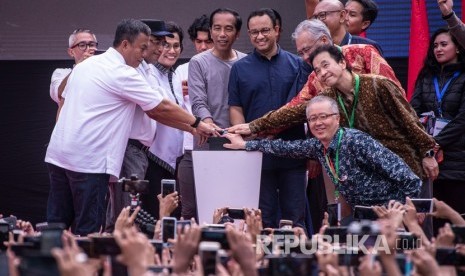 Presiden Joko Widodo (tengah kiri) bersama Gubernur DKI Jakarta Anies Baswedan (tengah kanan) serta pejabat terkait menekan tombol saat meresmikan MRT Jakarta, di kawasan Bundaran HI, Jakarta, Ahad (24/3/2019). 