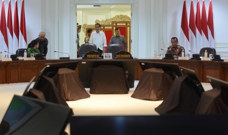 Presiden Joko Widodo (tengah kiri) dan Wakil Presiden Jusuf Kalla (tengah kanan) memasuki ruangan untuk rapat terbatas yang dihadiri menteri-menteri terkait, antara lain Menko PMK Puan Maharani (kiri), Kepala Staf Kepresidenan Teten Masduki (kedua kiri), dan Mensesneg Pratikno di Kantor Kepresidenan, Jakarta, Kamis (28/9).