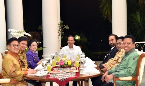 Presiden Joko Widodo (tengah) melakukan pertemuan dan jamuan makan malam dengan dengan ketua umum partai politik koalisi (kiri ke kanan) Ketua Umum Partai Keadilan Bangsa (PKB) Muhaimin Iskandar, Ketua Umum Partai Golkar Airlangga Hartarto, Ketua Umum PDI Perjuangan Megawati Soekarnoputri, Ketua Umum Partai NasDem Surya Paloh, Ketua Umum Hanura Oesman Sapta Odang, dan Ketua Umum PPP Romahurmuziy di Istana Bogor, Bogor, Jawa Barat, Senin (23/7).