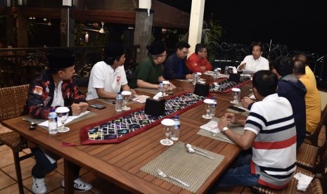 Presiden Joko Widodo (tengah) melakukan pertemuan dengan sembilan Sekjen partai pendukung di Grand Garden Cafe, Kompleks Kebun Raya Bogor, Jawa Barat, Selasa (31/7). 