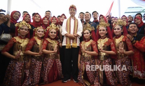 President Joko Widodo (center) 