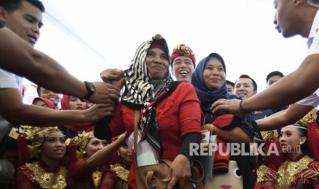 Presiden Joko Widodo (tengah) melayani permintaan foto bersama warga usai membagikan Sertifikat Tanah untuk Rakyat di Lapangan Tenis Indoor Pemda Lampung Tengah, Lampung, Jumat (23/11/2018). 