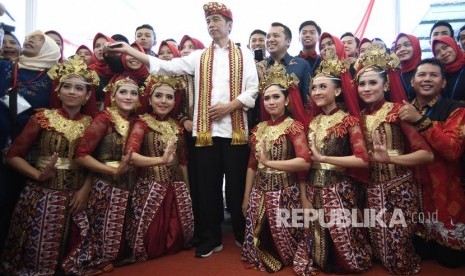 Presiden Joko Widodo (tengah) melayani permintaan foto bersama warga usai membagikan Sertifikat Tanah untuk Rakyat di Lapangan Tenis Indoor Pemda Lampung Tengah, Lampung, Jumat (23/11/2018).