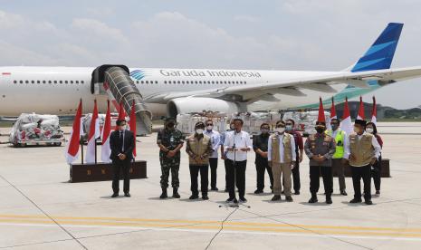 Presiden Joko Widodo (tengah) memberikan keterangan terkait sumbangan pemerintah Indonesia kepada korban bencana alam Pakistan di Pangkalan TNI AU Halim Perdanakusuma, Jakarta, Senin (26/9/2022). 