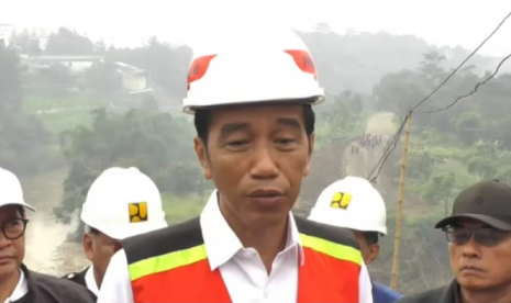 Presiden Joko Widodo tengah memberikan penjelasan mengenai terowongan air Curug Jompong di Desa Nanjung, Kecamatan Margaasih, Kabupaten Bandung, Ahad (10/3). 