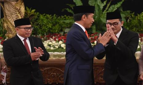 Presiden Joko Widodo (tengah) memberikan ucapan selamat kepada anggota dewan pengawas dan anggota badan pelaksana Badan Pengelola Keuangan Haji (BPKH) usai dilantik di Istana Negara, Jakarta, Senin (17/10/2022). Presiden Joko Widodo melantik tujuh anggota dewan pengawas dan tujuh anggota badan pelaksana BPKH periode 2022-2027. 