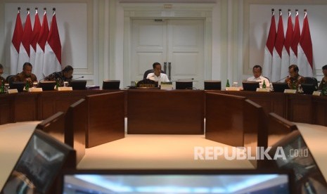 Presiden Joko Widodo (tengah) memimpin rapat kabinet terbatas (ratas) di Kantor Presiden, Jakarta, Rabu (25/9/2019). 