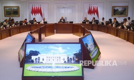 Presiden Joko Widodo (tengah) memimpin rapat presentasi desain ibu kota negara baru di Kantor Presiden, Jakarta, Jumat (20/12/2019). 