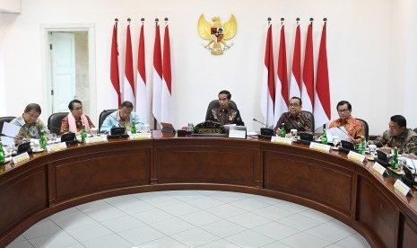 Presiden Joko Widodo (tengah) memimpin rapat terbatas persiapan KTT Asean dan KTT G20 di Kantor Presiden, Jakarta, Rabu (19/6/2019).