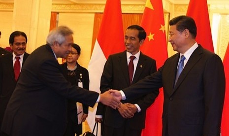 Presiden Joko Widodo (tengah) memperkenalkan Duta besar Indonesia untuk Republik Rakyat Tiongkok merangkap Mongolia, Soegeng Rahardjo (kiri) kepada Presiden Republik Rakyat Tiongkok Xi Jinping di Balai Agung Rakyat di Beijing, Minggu (9/11). Dalam pertemua