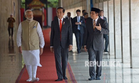 Presiden Joko Widodo (tengah) mendampingi PM India Narendra Modi (kiri) mendengarkan penjelasan dari Wakil Ketua Badan Pelaksana Pengelola Masjid Istiqlal Bahrul Hayat ketika mengunjungi Masjid Istiqlal, Jakarta, Rabu (30/5).