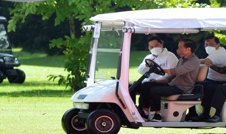 Presiden Joko Widodo (tengah) bersama Menko Marves Luhut Pandjaitan dan Menteri BUMN Erick Thohir saat peletakan batu pertama Bali International Hospital di Bali, Senin (27/12/2021).