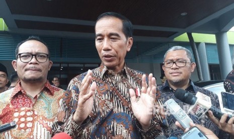 Presiden Joko Widodo (tengah) menghadiri penyerahan 3.000 sertifikat pemagangan di Balai Besar Pengembangan Latihan Kerja (BBPLK), Bekasi, Rabu (27/12). 