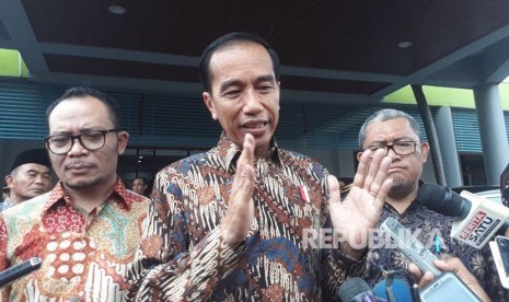 Presiden Joko Widodo (tengah) menghadiri penyerahan 3.000 sertifikat pemagangan di Balai Besar Pengembangan Latihan Kerja (BBPLK), Bekasi, Rabu (27/12). 