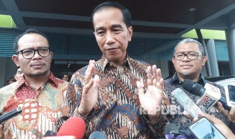 Presiden Joko Widodo (tengah)