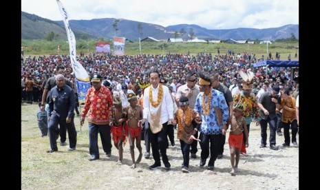 Presiden Joko Widodo (tengah) mengunjungi lapangan bola Irai di Kabupaten Pegunungan Arfak, Provinsi Papua Barat, Ahad, (27/10/2019).