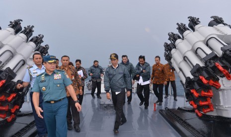 Presiden Joko Widodo (tengah) meninjau KRI Imam Bonjol 383 usai memimpin rapat rapat terbatas tentang Natuna di atas kapal perang tersebut saat berlayar di perairan Natuna, Kepulauan Riau, Kamis (23/6).