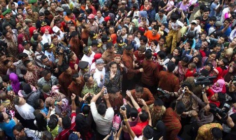 Presiden Joko Widodo (tengah) menyalami warga saat menghadiri acara Pesta Rakyat 'Bogor Street Festival Cap Go Meh 2015' di Jalan Suryakencana, Bogor, Jabar, Jumat (5/3). 