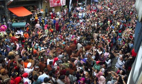 Presiden Joko Widodo (tengah) menyalami warga saat menghadiri acara Pesta Rakyat 