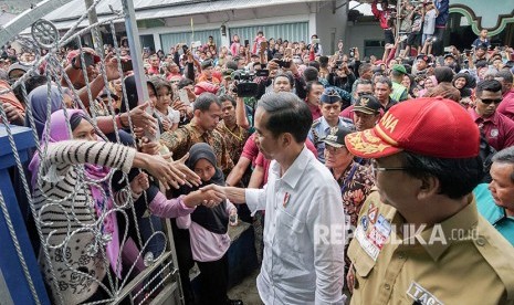 Presiden Joko Widodo (tengah), menyalami warga saat mengunjungi posko pengungsian korban gempa di Desa Sidakangen, Kalibening, Banjarnegara, Jawa Tengah, Senin (23/4). 