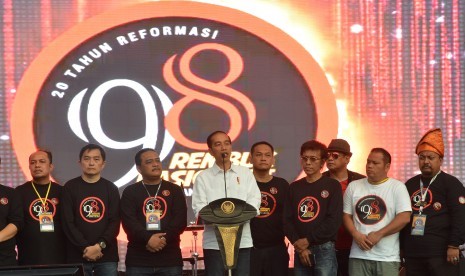 Presiden Joko Widodo (tengah) menyampaikan sabutan ketika menutup rembuk nasional aktivis 98 di JI Expo, Kemayoran, Jakarta, Sabtu (7/7). 