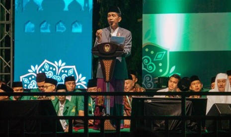 Presiden Joko Widodo (tengah).