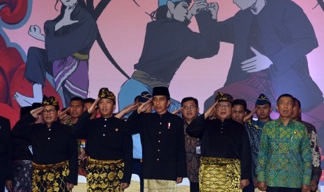 Presiden Joko Widodo (tengah) menyanyikan lagu Indonesia Raya bersama Menteri Pemuda dan Olaharaga, Imam Nahrawi (kedua kiri), Sekretaris Kabinet, Pramono Anung (kiri), Ketua Umum Ikatan Pencak Silat Indonesia (IPSI), Prabowo Subianto (kedua kanan) dan Gub