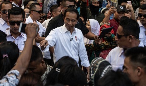 Presiden Joko Widodo (tengah).