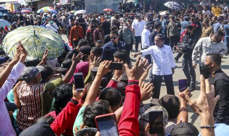 Presiden Joko Widodo (tengah) menyapa warga saat meninjau proyek penataan Kampung Belawan Bahari di Belawan, Kota Medan, Sumatera Utara, Kamis (7/7/2022). Kunjungan kerja tersebut merupakan salah satu rangkaian acara Puncak Hari Keluarga Nasional ke-29 tahun 2022 yang diselenggarakan oleh Badan Kependudukan dan Keluarga Berencana Nasional (BKKBN) sebagai upaya mengentaskan warga dari kemiskinan ekstrem yang ada di wilayah tersebut. 