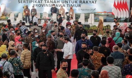 Presiden Joko Widodo (tengah) menyapa warga saat penyerahan sertipikat tanah untuk rakyat Jawa Timur di Gelora Delta Sidoarjo, Jawa Timur, Senin (22/8/2022). Presiden menyerahkan sebanyak 300 sertipikat tanah di Jatim sebagai upaya memberikan hak hukum bukti kepemilikan tanah kepada masyarakat penerima sertipikat di tiga wilayah, yakni Sidoarjo, Gresik, dan Malang.